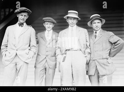 Murray, Johnston, McLaughlin [d. h. McLoughlin], Bundy, 1914 zeigt die Tennisspieler Maurice Evans McLoughlin (1890–1957), William „Little Bill“ Johnston (1894–1946) und Thomas Clark Bundy (1881–1945). Stockfoto