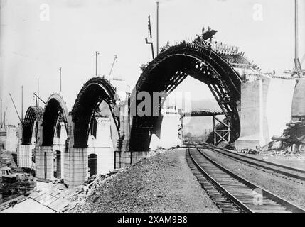 Gebäude Tunkhannock Viaduct [Martin's Creek Viaduct], 1913. Zeigt den Martin's Creek Viaduct in Kingsley, Pennsylvania (auch bekannt als Kingsley Bridge), der als Teil des Hallsted Cutoff-Projekts gebaut wurde, das auch den Tunkhannock Viaduct beinhaltete. Stockfoto