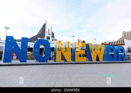 Pristina, Kosovo - 5. Februar 2024: Moderne Skulptur mit dem Text No New Broken Republic im Zentrum von Pristina, der Hauptstadt des Kosovo. Stockfoto