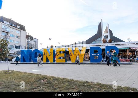 Pristina, Kosovo - 5. Februar 2024: Moderne Skulptur mit dem Text No New Broken Republic im Zentrum von Pristina, der Hauptstadt des Kosovo. Stockfoto