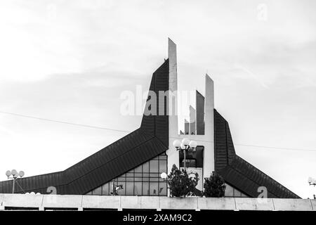 Pristina, Kosovo - 5. Februar 2024: Moderne Skulptur mit dem Text No New Broken Republic im Zentrum von Pristina, der Hauptstadt des Kosovo. Stockfoto