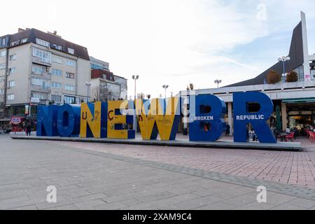 Pristina, Kosovo - 5. Februar 2024: Moderne Skulptur mit dem Text No New Broken Republic im Zentrum von Pristina, der Hauptstadt des Kosovo. Stockfoto