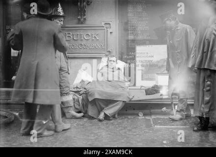 Feuerwehrmann überwunden -- U-Bahn-Feuer, 1. 6. 15. 1915. Zeigt einen Freman, der auf dem Bürgersteig sitzt, nachdem er ein Feuer in einem New York City U-Bahn-Tunnel in der Nähe der West 55th Street und des Broadway am 6. Januar 1915 gekämpft hatte. Stockfoto