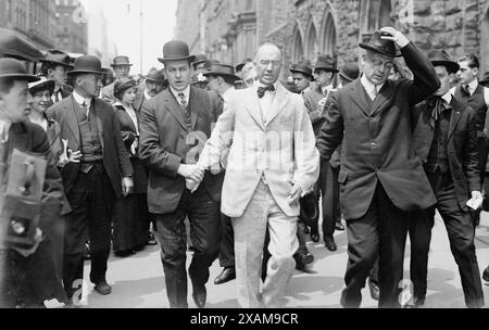 Bouck White verhaftet, 1914. Zeigt die Verhaftung des Pfarrers und Sozialisten Bouck White (1874–1951), der wegen Unterbrechung eines Gottesdienstes in der Calvary Baptist Church in der West 57th Street in New York City, der Kirche, in der John D. Rockefeller verehrt wurde, inhaftiert wurde. Stockfoto