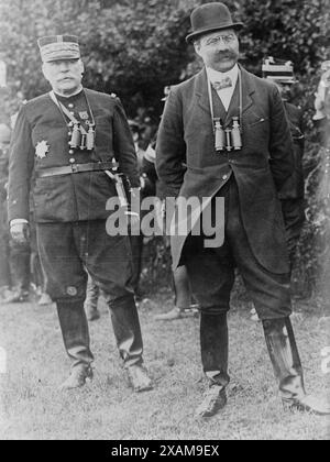 Joffre und Messimy, kein Date. Zeigt Adolphe Messimy (1869–1935), einen französischen Politiker und Kriegsminister zu Beginn des Ersten Weltkriegs mit General Joseph Jacques CE&#xb4; saire Joffre (1852–1931), um 1910. Stockfoto