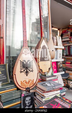 Pristina, Kosovo - 5. Februar 2024: Traditionelles albanisches Cifteli, doppelsaitendes Folklore-Instrument, das in einem Buchladen in Pristina, Kosova, verkauft wird. Stockfoto