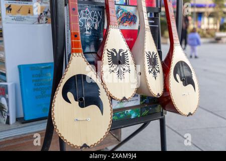 Pristina, Kosovo - 5. Februar 2024: Traditionelles albanisches Cifteli, doppelsaitendes Folklore-Instrument, das in einem Buchladen in Pristina, Kosova, verkauft wird. Stockfoto