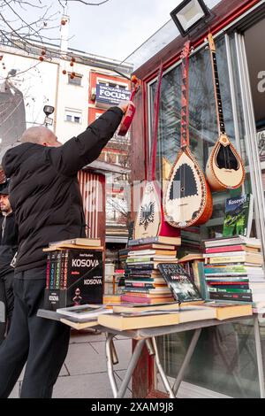 Pristina, Kosovo - 5. Februar 2024: Traditionelles albanisches Cifteli, doppelsaitendes Folklore-Instrument, das in einem Buchladen in Pristina, Kosova, verkauft wird. Stockfoto