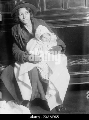 Mrs. L.M. Riley und Emilie, zwischen 1915 und 1920. Zeigt Mrs. L. M. Riley und ihr Baby Emilie, die Passagiere auf dem britischen Schiff Appam waren, das im Januar 1916 von einem deutschen Schiff vor der Küste Afrikas eingenommen und später nach Newport News, Virginia gebracht wurde. Stockfoto