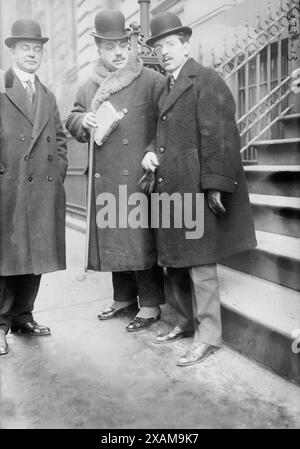 Ralph Edmunds, Serge Diaghileff, John Brown, [1911?] Shows (von rechts nach links) John Brown, Business Comptroller der Metropolitan Opera, Serge Diaghilev von The Ballet Russes und Ralph Edmunds, der mit der Metropolitan Opera Company in Verbindung stand. Stockfoto