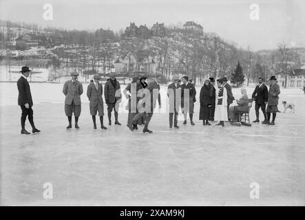 Am Tuxedo Lake, zwischen 1910 und 1920. Zeigt Skater am Tuxedo Lake, Tuxedo Park, New York State. Stockfoto