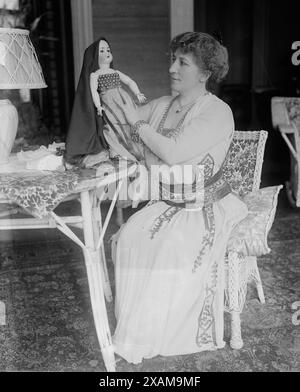 Mme. Gadski &amp; „Brunhilde“, zwischen 1915 und 1920. Zeigt die deutsche Opernsängerin Johanna Gadski (1872–1932), die eine „Brunhilde“-Puppe hält. Stockfoto