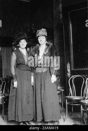 Frau Juliette Gordon Low (links) Frau Arthur O. Choate (Anne Hyde Choate) (rechts), zwischen 1915 und 1920. Zeigt Juliette Gordon Low (1860–1927), Gründerin der Girl Scouts of the USA, mit ihrer Patentochter Anne Hyde Clarke Choate (1886–1967), die auch eine Leiterin der Girls Scouts Organisation war. Stockfoto