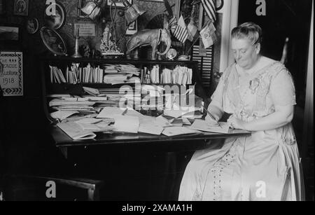 Mrs. J.F. Yawger, zwischen 1915 und 1920. Zeigt Mrs. John Francis Yawger, Präsidentin der New York City Federation of Women's Clubs. Im Juni 1917 war sie an einer Kampagne zum Verkauf von Liberty Bonds beteiligt. Stockfoto