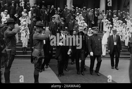 Boris Bakhmeteff im Rathaus, 1917. Zeigt Boris Alexandrowitsch Bakhmeteff (1880–1951), der als Botschafter der russischen Provisorischen Regierung in den Vereinigten Staaten (links) mit dem Bürgermeister von New York City John Purroy Mitchel (1879–1918) (Mitte) und dem polizeikommissar von New York City, Oberst Arthur Hale Woods (1870–1942) (rechts) diente. Bakmeteff war im Juli 1917 Mitglied der Russischen Kriegskommission in den Vereinigten Staaten. Stockfoto