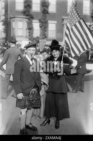 Harry Lauder &amp; Ehefrau, zwischen 1915 und 1920. Zeigt den schottischen Sänger und Komiker Sir Harry Lauder und seine Frau Ann, die eine amerikanische Flagge hält. Stockfoto