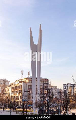 Pristina, Kosovo - 5. Februar 2024: Das Monumnet der Einheit und Bruderschaft befindet sich auf dem Adem Jashari-Platz in Pristina, der Hauptstadt des Kosovo. Stockfoto