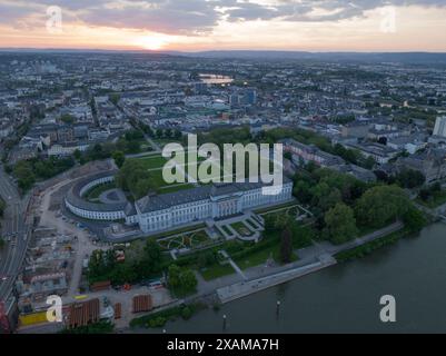 Kurfürstenpalast in Koblenz, Deutschland, am Rhein bei Sonnenuntergang mit einem Blick aus der Vogelperspektive auf die ikonischen Gebäude der Stadt. Stockfoto