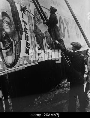 Frauentrick, England, zwischen 1915 und 1920. Zeigt eine Frau, die ein Poster mit Fred Kitchen (1872–1951), einem englischen Komiker und Musiksaaldarsteller, aufstellt. Stockfoto