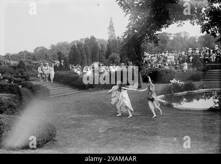 Duncan-Tänzer, 1918. Zeigt die Tanztruppe von Isadora Duncan (1877–1927), die auf einem Gartenfest für italienische Kriegshilfe in Killenworth, Glen Cove, Long Island, New York, auftritt. 1918. Stockfoto