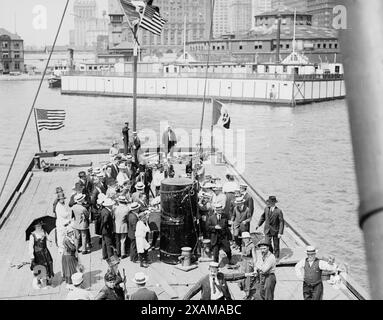 Menotti Nanni ist sicher, 1918. Zeigt den Erfinder Menotti Nanni, der demonstriert, dass sein schwimmender Safe im Ozean unsinkbar war, indem er sich im Battery Park in New York City einschloss und ihn für eine Minute in Wasser untertauchen ließ. Stockfoto