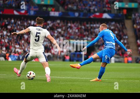 Wembley Stadium, London, Großbritannien. Juni 2024. International Football Friendly, England gegen Island; Jon Dagur Thorsteinsson aus Island schießt und erzielt 0-1 in der 12. Minute Credit: Action Plus Sports/Alamy Live News Stockfoto