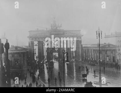 Berlin Riots, 1919. Januar 1919. Zeigt Fotos des US-Signalkorps von Störungen in Berlin, Deutschland, einschließlich Gruppen von Maschinenschützen, die auf dem Brandenburger Tor stationiert sind, und Truppen, die der Ebert-Regierung treu sind, die den Eingang zur unter den Linden und zum nahe gelegenen Regierungsgelände befehligen. Stockfoto