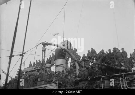 RMS Mauretania, 1918. Zeigt den Ozeanliner RMS Mauretania in New York City mit amerikanischen Piloten und anderen Truppen, die nach dem Ersten Weltkrieg am 2. Dezember 1918 aus Europa zurückkehrten. Stockfoto