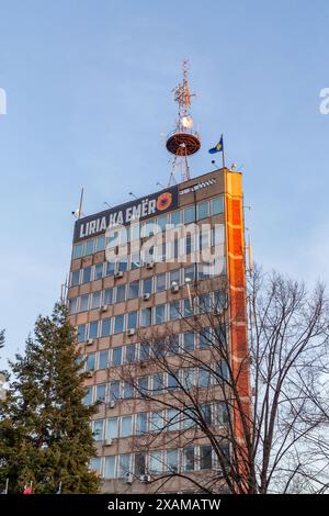 Pristina, Kosovo - 5. Februar 2024: Das Gebäude des Kosovo Radio und Fernsehen mit dem albanischen Slogan Liria ka Emer, das Meand Freedom hat eine Stockfoto