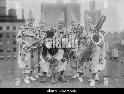 Brown Bros., zwischen 1915 und 1920. Zeigt die Six Brown Brothers, eine Varieté-Saxophon-Band. Ein Mitglied der Band ist in Blackface. Stockfoto