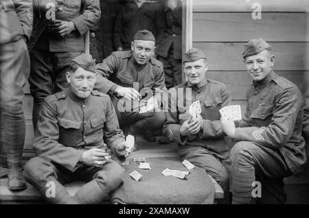 Karten zwischen 1915 und 1920. Zeigt eine Gruppe von Soldaten, die während eines Kartenspiels spielen. Schulterpflaster identifizieren sie als Mitglieder der 42. Infanteriedivision, der Rainbow Division. Stockfoto