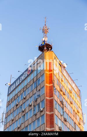 Pristina, Kosovo - 5. Februar 2024: Das Gebäude des Kosovo Radio und Fernsehen mit dem albanischen Slogan Liria ka Emer, das Meand Freedom hat eine Stockfoto