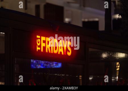 Larnaca, Zypern - 03. Februar 2024: Beleuchtetes Schild am Abend des TGI Fridays, einer amerikanischen Restaurantkette, die sich hauptsächlich auf amerikanische Küche und konzentriert Stockfoto