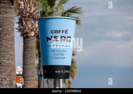 Larnaca, Zypern – 17. Februar 2024: Papierkaffeetasse-förmiges Zeichen von Caffè Nero, einer britischen Kaffeehauskette. Stockfoto