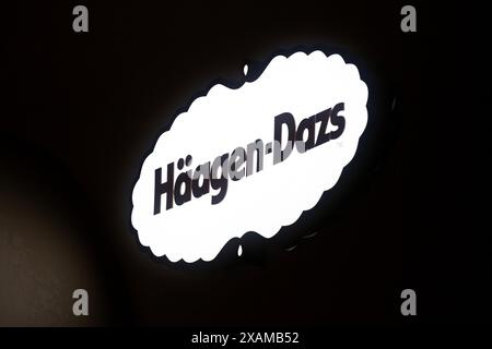 Larnaca, Zypern - 03. Februar 2024: Beleuchtetes Schild in der Nacht von Häagen-Dazs, einer amerikanischen Eismarke. Stockfoto