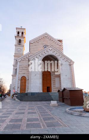 Pristina, Kosovo - 5. Februar 2024: Außenansicht der Kathedrale der Heiligen Mutter Teresa, einer römisch-katholischen Kathedrale in Pristina, Kosovo. Stockfoto