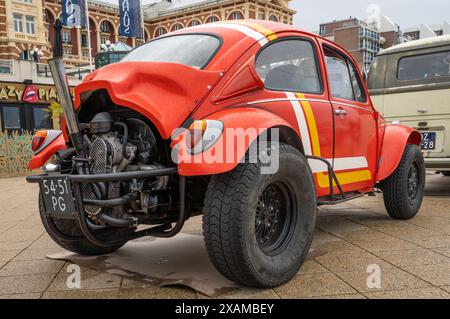 Scheveningen, Niederlande, 26.05.2024, Rückansicht des Vintage Volkswagen Beetle im baja-Stil auf der AirCooled Oldtimer-Ausstellung Stockfoto