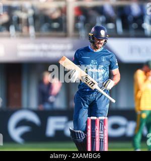 Derby, Großbritannien. Juni 2024. Ross Whally stand am 7. Juni 2024 beim Spiel von Vitality T20 Blast zwischen Derbyshire Falcons und Notts Outlaws im County Ground in Derby, England. Foto von Stuart Leggett. Nur redaktionelle Verwendung, Lizenz für kommerzielle Nutzung erforderlich. Keine Verwendung bei Wetten, Spielen oder Publikationen eines einzelnen Clubs/einer Liga/eines Spielers. Quelle: UK Sports Pics Ltd/Alamy Live News Stockfoto