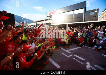 Monte-Carlo, Monaco. Mai 2024. Das Scuderia Ferrari HP Team feiert den Sieg von Charles Leclerc (MCO, Scuderia Ferrari HP) auf dem Circuit de Monaco am 26. Mai 2024 in Monte-Carlo, Monaco. (Foto von HOCH ZWEI) Credit: dpa/Alamy Live News Stockfoto