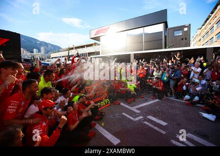 Monte-Carlo, Monaco. Mai 2024. Das Scuderia Ferrari HP Team feiert den Sieg von Charles Leclerc (MCO, Scuderia Ferrari HP) auf dem Circuit de Monaco am 26. Mai 2024 in Monte-Carlo, Monaco. (Foto von HOCH ZWEI) Credit: dpa/Alamy Live News Stockfoto