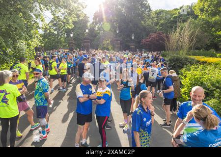 Leeds, Großbritannien. JUNI 2024. Die Läufer treffen sich im Roundhay Park, während die Läufer sich auf die 7-km-Route vorbereiten, die wie ein Nashorn geformt ist, durch die Straßen von Moor Town zu Ehren der Leeds Rhinos-Legende Nummer 7 Rob Burrow, WHO starb am Sonntag im Alter von 41 Jahren nach einem über 4-jährigen Kampf mit der Motoneurone Disease (MND). Credit Milo Chandler/Alamy Live News Stockfoto