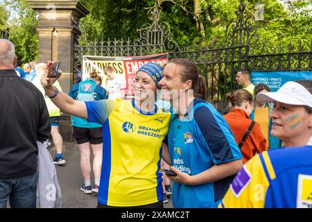 Leeds, Großbritannien. JUNI 2024. Läufer machen ein Selfie, während sie sich auf die 7-km-Route vorbereiten, die wie ein Nashorn geformt ist, durch die Straßen von Moor Town zu Ehren von Leeds Rhinos-Legende Nummer 7 Rob Burrow, der am Sonntag im Alter von 41 Jahren nach einem über 4-jährigen Kampf gegen die Motoneurone Disease (MND) starb. Credit Milo Chandler/Alamy Live News Stockfoto