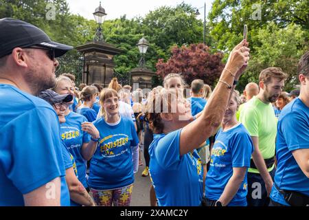 Leeds, Großbritannien. JUNI 2024. Läufer machen ein Selfie, während sie sich auf die 7-km-Route vorbereiten, die wie ein Nashorn geformt ist, durch die Straßen von Moor Town zu Ehren von Leeds Rhinos-Legende Nummer 7 Rob Burrow, der am Sonntag im Alter von 41 Jahren nach einem über 4-jährigen Kampf gegen die Motoneurone Disease (MND) starb. Credit Milo Chandler/Alamy Live News Stockfoto