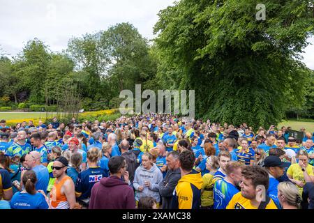 Leeds, Großbritannien. JUNI 2024. Die Läufer treffen sich im Roundhay Park, während die Läufer sich auf die 7-km-Route vorbereiten, die wie ein Nashorn geformt ist, durch die Straßen von Moor Town zu Ehren der Leeds Rhinos-Legende Nummer 7 Rob Burrow, WHO starb am Sonntag im Alter von 41 Jahren nach einem über 4-jährigen Kampf mit der Motoneurone Disease (MND). Credit Milo Chandler/Alamy Live News Stockfoto