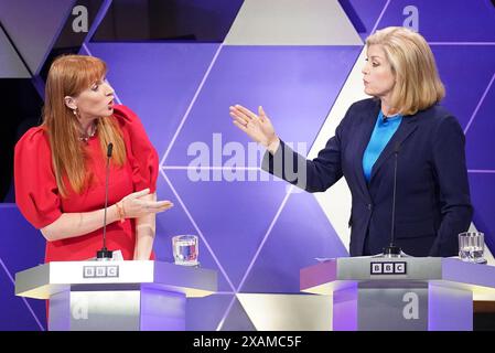 Die stellvertretende Labour-Vorsitzende Angela Rayner (links) und die Commons Leader Penny Mordaunt nehmen an der von BBC-Nachrichtensprecherin Mishal Husain veranstalteten Wahldebatte im BBC Broadcasting House in London vor den Parlamentswahlen am 4. Juli Teil. Bilddatum: Freitag, 7. Juni 2024. Stockfoto