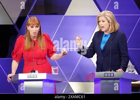 Die stellvertretende Labour-Vorsitzende Angela Rayner (links) und die Commons Leader Penny Mordaunt nehmen an der von BBC-Nachrichtensprecherin Mishal Husain veranstalteten Wahldebatte im BBC Broadcasting House in London vor den Parlamentswahlen am 4. Juli Teil. Bilddatum: Freitag, 7. Juni 2024. Stockfoto