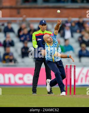 7. Juni 2024; Emirates Old Trafford Cricket Ground, Manchester, England; Vitality Blast T20 League Cricket, Lancashire Lightning gegen Birmingham Bears; Jake Lintott von Birmingham Bears Bowling Stockfoto