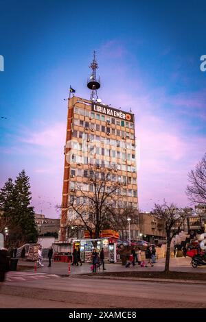 Pristina, Kosovo - 5. Februar 2024: Das Gebäude des Kosovo Radio und Fernsehen mit dem albanischen Slogan Liria ka Emer, das Meand Freedom hat eine Stockfoto