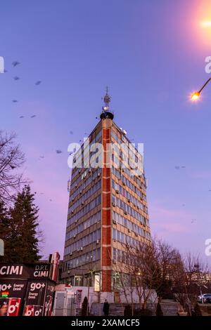 Pristina, Kosovo - 5. Februar 2024: Das Gebäude des Kosovo Radio und Fernsehen mit dem albanischen Slogan Liria ka Emer, das Meand Freedom hat eine Stockfoto