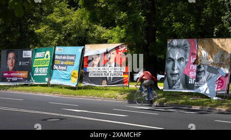 Europawahl 2024 - Wahlplakate in Frankfurt am Main Wahlplakate der Parteien Bündnis Sahra Wagenknecht , Grüne , CDU, SPD und FDP stehen anlässlich der Europawahl 2024 am Rand einer Straße in Frankfurt am Main. 6. bis zum 9. Juni finden in den Mitgliedsstaaten der Europäischen Union EU die Wahlen zum Europäischen Parlament statt. In Deutschland wird am Sonntag, dem 9. Juni, gewäht. Frankfurt am Main Bockenheim Hessen Deutschland *** Europawahlen 2024 Wahlplakate in Frankfurt am Main Wahlplakate der Parteien Allianz Sahra Wagenknecht , Grüne , CDU, SPD und FDP stehen auf der Th Stockfoto